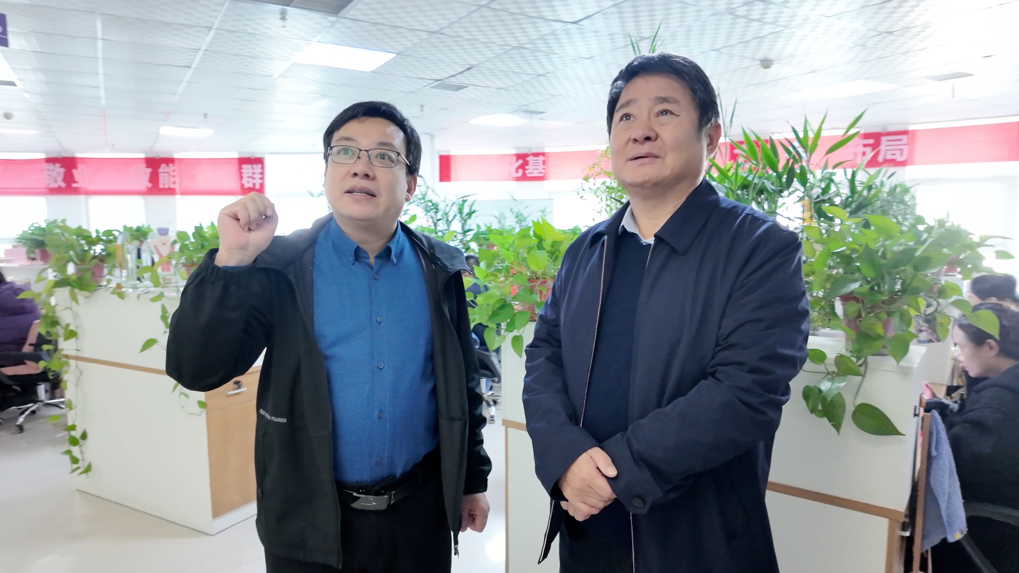 安陽市人大常委會副主任桑建業一行蒞臨安陽青峰參觀指導